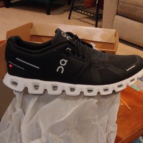 On Cloud Runningwomens Black and White Athletic - Picture 1 of 6